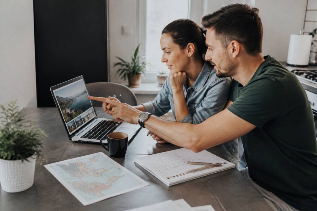 Vakanties vergelijken met checklist op een tafel met laptop en reisplanning